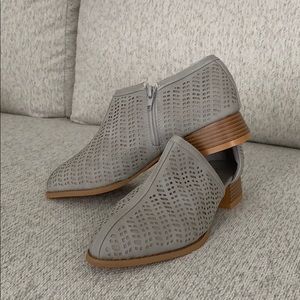 Open side flat shoes